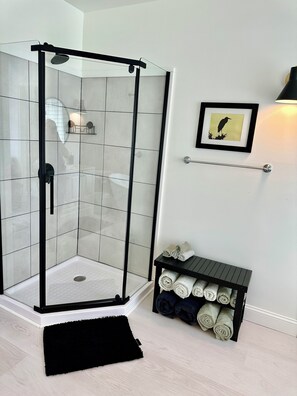 Hårføner, håndklær, såpe og sjampo