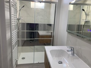 Chuveiro, secador de cabelo, toalhas de banho, sabonete