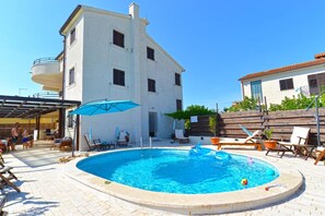 Una piscina al aire libre