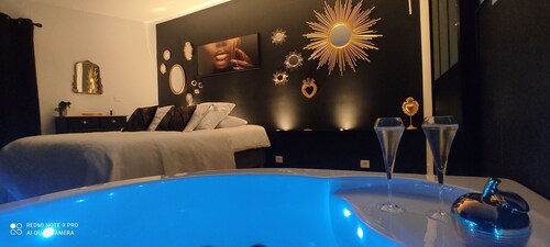 Accommodation with a landscaped patio with trees. Ideal for a moment for two.