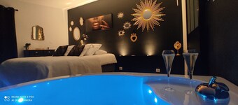 Accommodation with a landscaped patio with trees. Ideal for a moment for two.