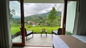 Habitación triple superior, balcón, vistas a la ciudad | Wifi gratis