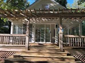 Exterior detail - 3-bedroom house in serene Owings Mills with WiFi, AC. Relax with maximum privacy (Owings Mills)