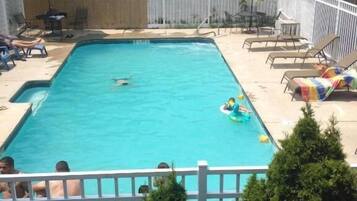 Piscine extérieure (ouverte en saison)