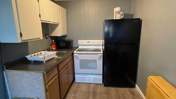 Full-size fridge, microwave, oven, stovetop