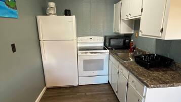 Full-sized fridge, microwave, oven, stovetop