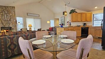 Condo, 1 Queen Bed (Fairway Village 01) | Dining
