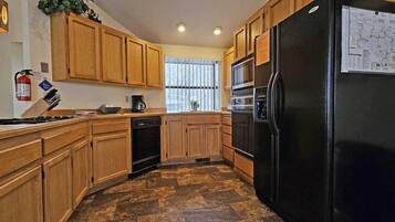 Condo, 1 Queen Bed (Fairway Village 01) | Private kitchen