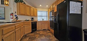 Condo, 1 Queen Bed (Fairway Village 01) | Private kitchen - Fairway Village 01 (Bend)