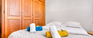 3 chambres, fer et planche à repasser, draps fournis