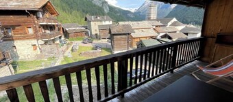  Chalet à la montagne, intérieur en bois, chaleureux, avec une belle vue