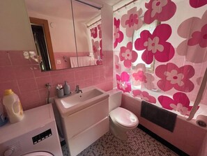 ヘアドライヤー、タオル、石鹸、トイレットペーパー