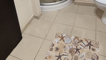 Chuveiro, secador de cabelo, toalhas de banho, sabonete