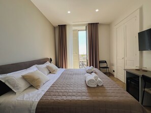 Superior tweepersoonskamer | Badkamer | Een douche, een haardroger, pantoffels, handdoeken