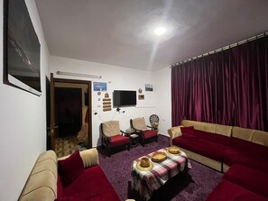 Apartment, Lanai, Courtyard View | Living area