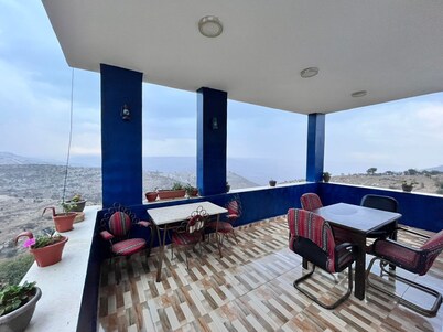 AL-Bustan House & Umm Qais 