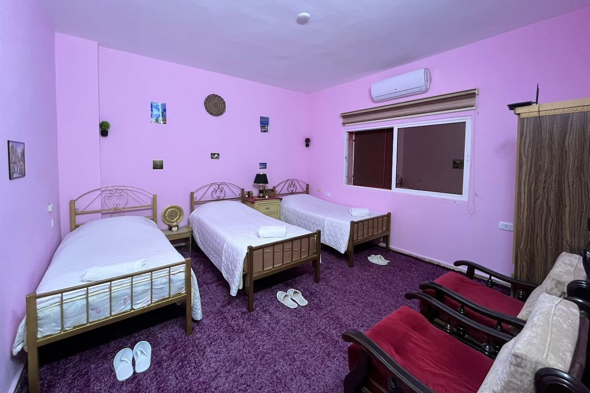 Apartamento, varanda coberta, vista para o pátio | 3 quartos, cofres nos quartos, espaço de trabalho para notebook