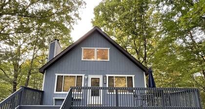 Charming updated 3-bedroom house in Lackawaxen with HOT TUB