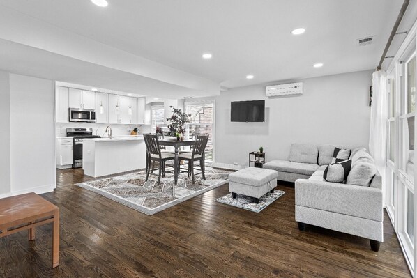 Smart TV - Stunning 4BR Skokie House with Laundry & Backyard (Skokie)