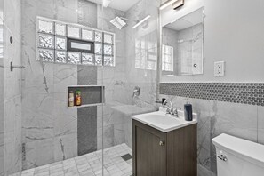 Shower, hair dryer, towels, soap - Stunning 4BR Skokie House with Laundry & Backyard (Skokie)