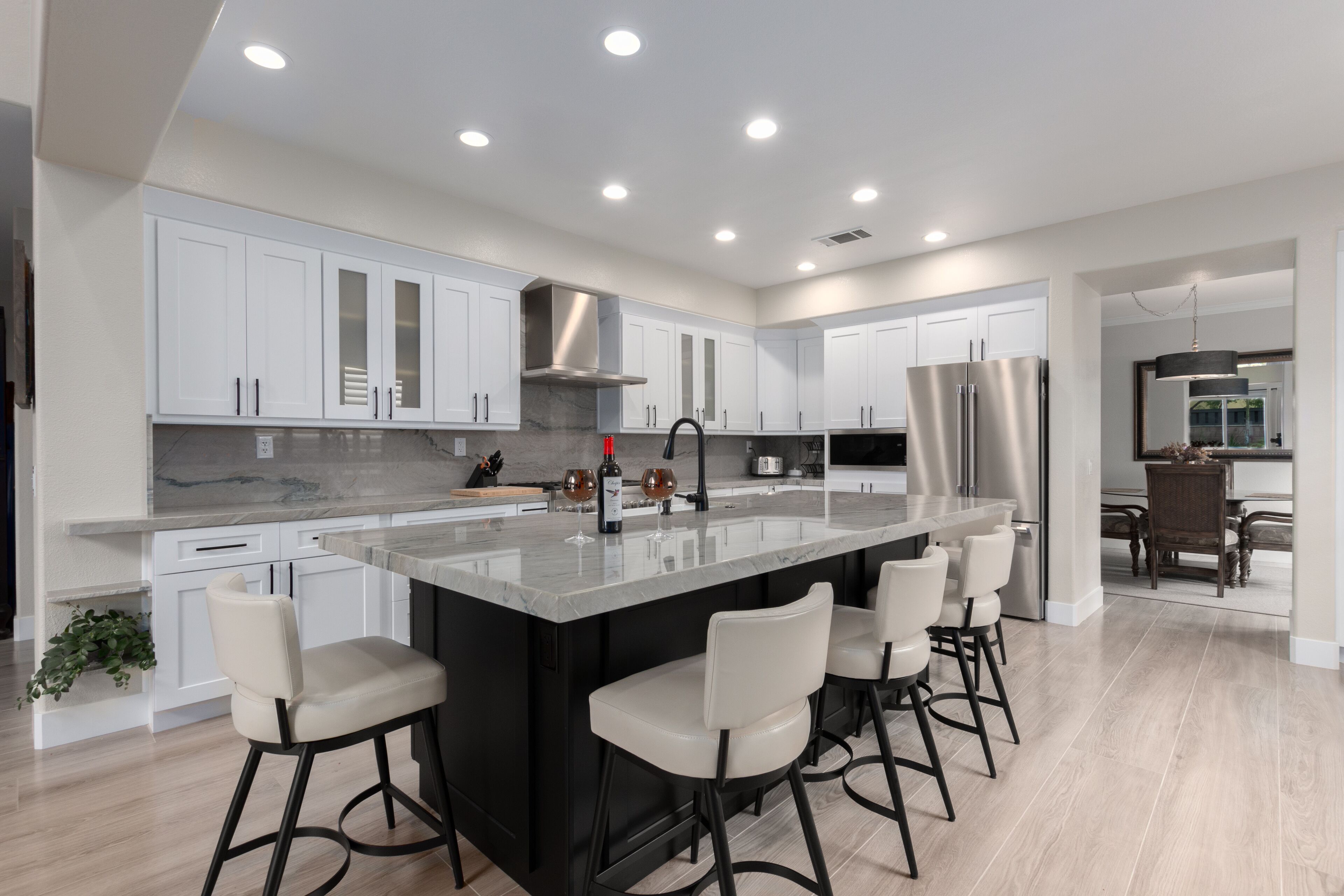 Réfrigérateur, micro-ondes, four, plaque de cuisson