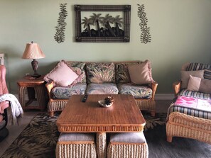 Living area - 2-bedroom condo with office in superb Naples Bundled Golf Country Club Community (Naples)