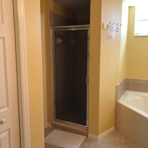 Hair dryer, towels, soap, toilet paper - 2-bedroom condo with office in superb Naples Bundled Golf Country Club Community (Naples)