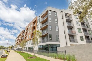 Exterior - Chic & Cozy 1BR Getaway in Prime North Austin Location (Austin)