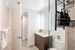 Dusche, Haartrockner, Bidet, Handtücher