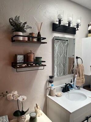 Douche, sèche-cheveux, serviettes fournies, savon