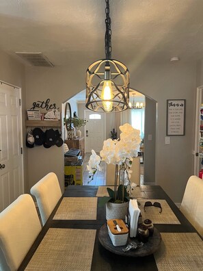 Dining - Charming 3-bedroom house in Seminole near Madeira Beach centrally located (Seminole)