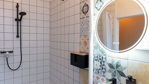 Standard Single Room | Bathroom | Shower, free toiletries, hair dryer, towels - MUE Cubes - Capsule Hotel (Basel)
