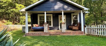 Charming pet-friendly Greenville house with mountain setting and fenced yard