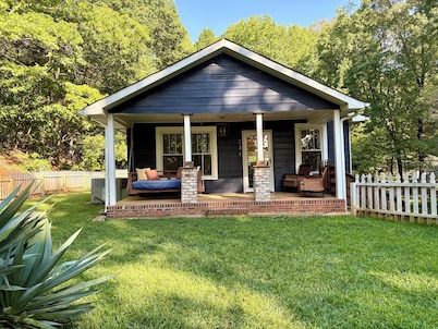 Charming pet-friendly Greenville house with mountain setting and fenced yard