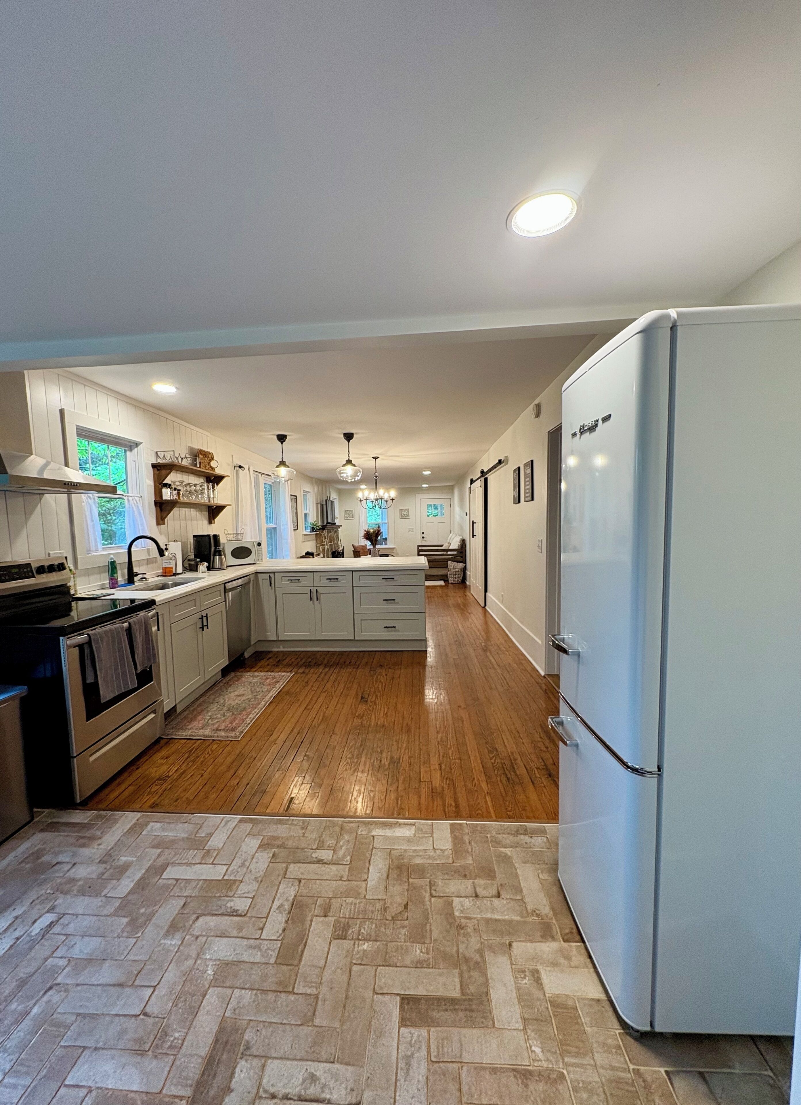 Réfrigérateur, four à micro-ondes, un four, surface de cuisson