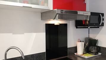 Een koelkast, een microgolfoven, een kookplaat