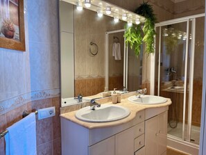 Haartrockner, Handtücher, Seife, Toilettenpapier