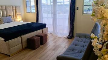 1 habitación, tabla de planchar con plancha, wifi gratis y ropa de cama