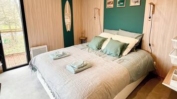 3 slaapkamers, een bureau, een strijkplank/strijkijzer, reisbedje