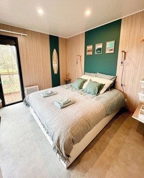 3 chambres, bureau, fer et planche à repasser, lit de bébé portatif