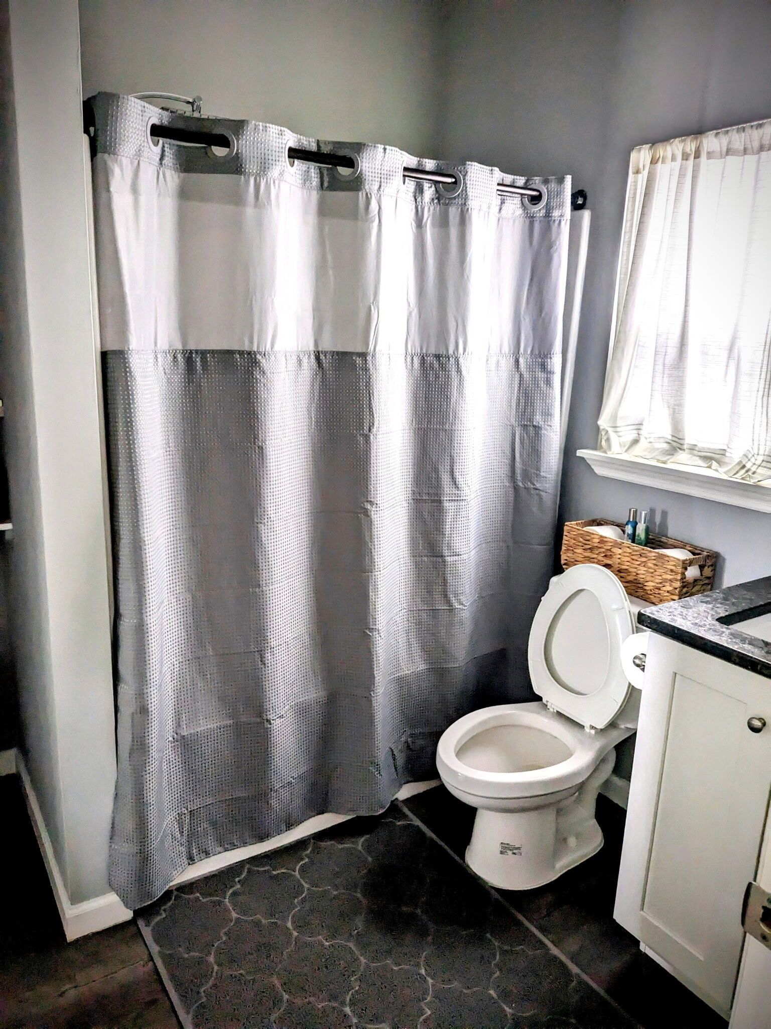 Sèche-cheveux, serviettes fournies, savon, papier toilette