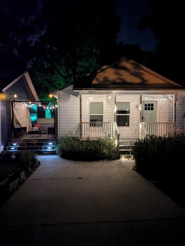 Your Home Away from Home, Downtown Cottage Awaits!