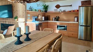 Private kitchen - Osprey Lodging Lake Front Retreat (Central Kootenay)