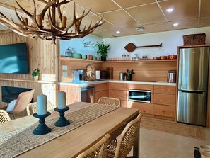 Fridge, microwave, stovetop, dishwasher - Osprey Lodging Lake Front Retreat (Central Kootenay)