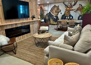 TV, fireplace, stereo - Osprey Lodging Lake Front Retreat (Central Kootenay)