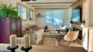 Living area - Osprey Lodging Lake Front Retreat (Central Kootenay)