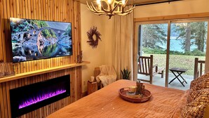 Room - Osprey Lodging Lake Front Retreat (Central Kootenay)