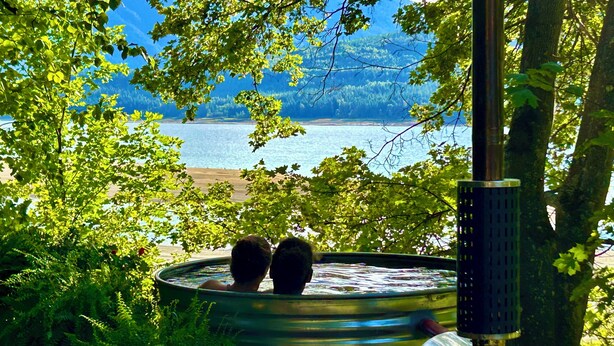 Property grounds - Osprey Lodging Lake Front Retreat (Central Kootenay)