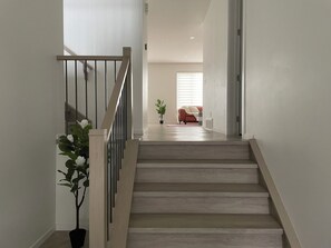 Interior - 5 Bedrooms | 3 King Beds | Family Friendly (Edmonton)