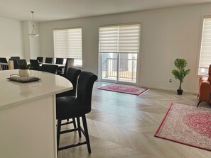 Interior - 5 Bedrooms | 3 King Beds | Family Friendly (Edmonton)